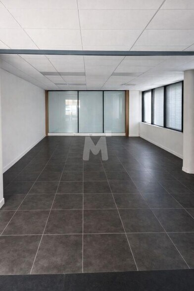 Bureau dans Évry-Courcouronnes à vendre - Photo du bâtiment - Image 2 de 8