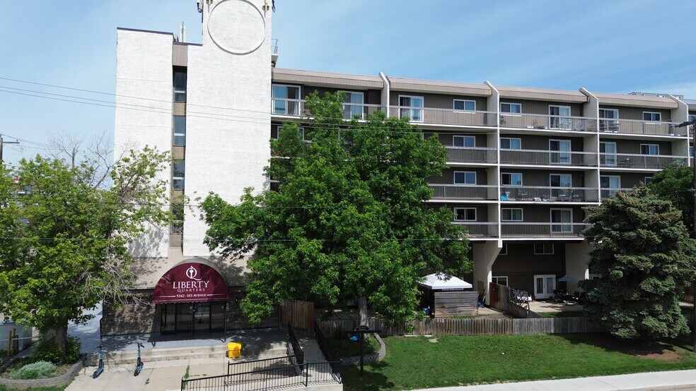 9342 103rd Ave NW, Edmonton, AB à vendre - Photo du bâtiment - Image 2 de 18