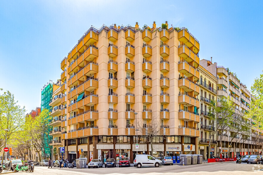 Office in Barcelona, Barcelona for lease - Building Photo - Image 2 of 2