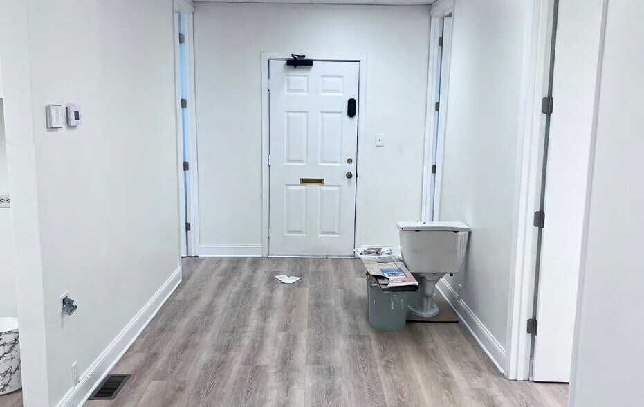 1829 E Franklin St, Chapel Hill, NC for lease - Interior Photo - Image 2 of 5