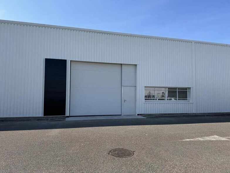Flex in Reyrieux for lease - Building Photo - Image 1 of 5