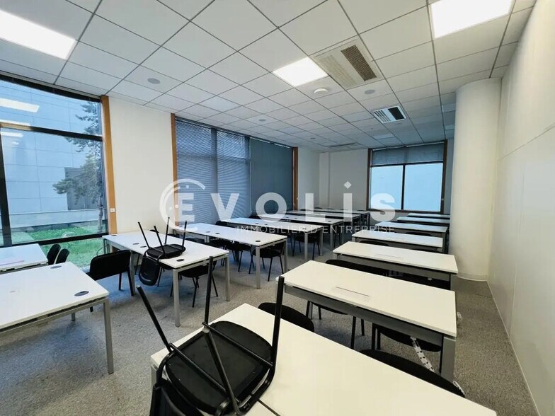 13 Boulevard Du Mont D'Est, Noisy-le-Grand for lease - Interior Photo - Image 3 of 14