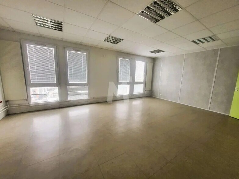 Bureau dans Savigny-le-Temple à louer - Photo intérieure - Image 3 de 10