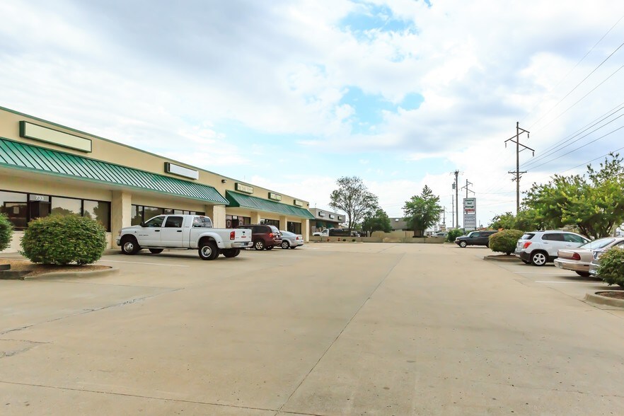 725-733 N Scott Ave, Belton, MO à louer - Photo du bâtiment - Image 2 de 3