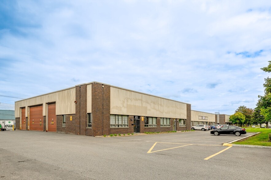 341-371 Rue Isabey, Saint-Laurent, QC à louer - Photo du bâtiment - Image 3 de 10