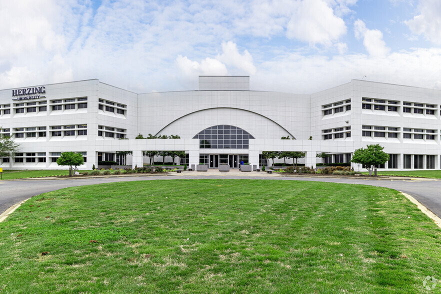 100 Centerview Dr, Nashville, TN à louer - Photo principale - Image 1 de 4