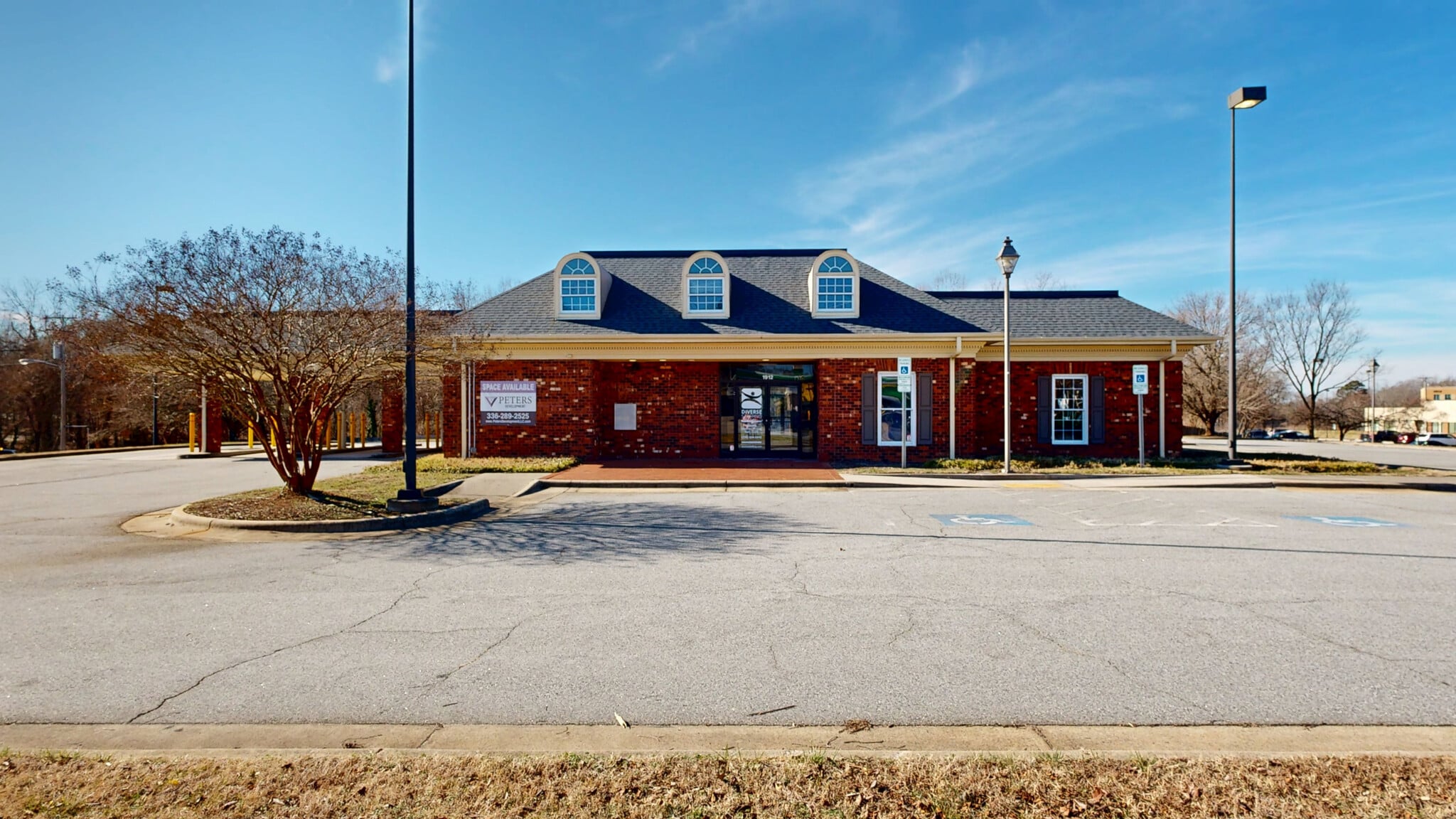 2200 Westchester Dr, High Point, NC à louer Photo du bâtiment- Image 1 de 8