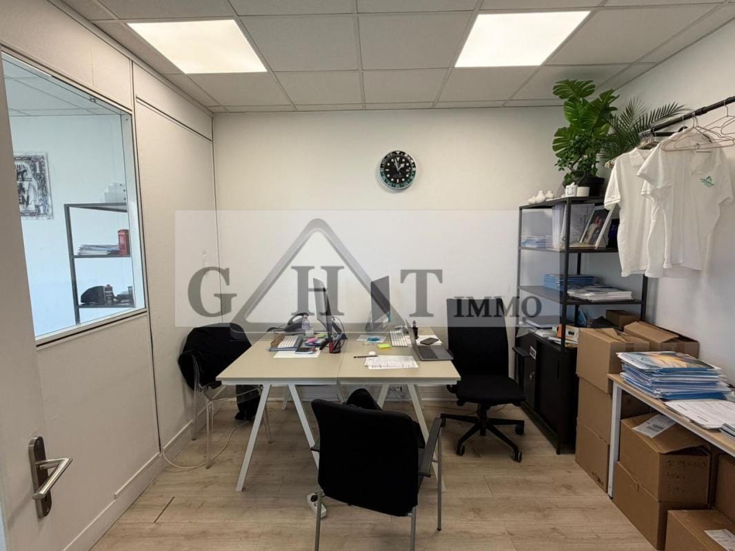 Office in Maisons-Alfort for lease Interior Photo- Image 1 of 12