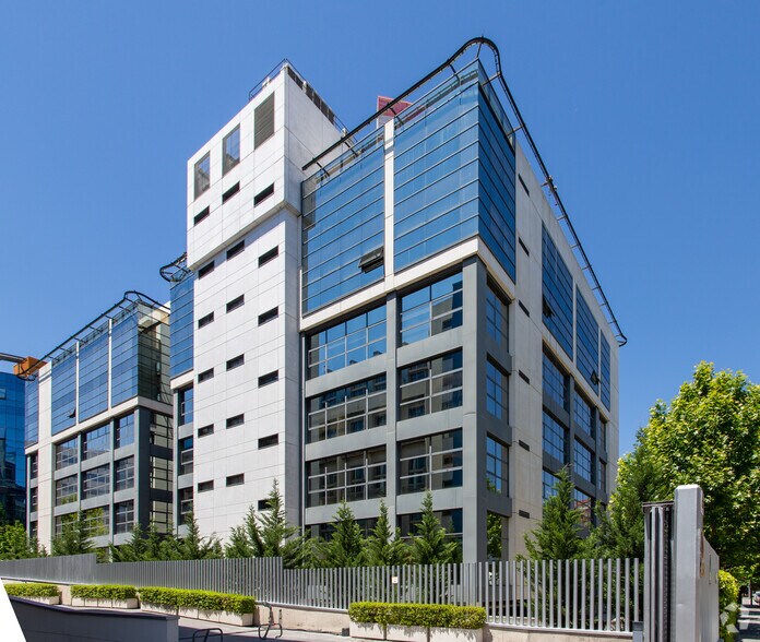 Avenida de Manoteras, 32 C, Madrid, Madrid à louer - Photo du bâtiment - Image 3 de 4