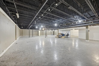 261-275 E Maple Rd, Birmingham, MI for lease Interior Photo- Image 2 of 4