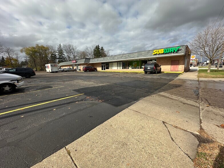 322 S Cochran Ave, Charlotte, MI à louer - Photo du bâtiment - Image 2 de 5