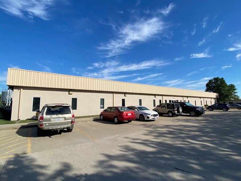 1013 SE Browning Ave, Lee's Summit, MO for lease - Building Photo - Image 1 of 5
