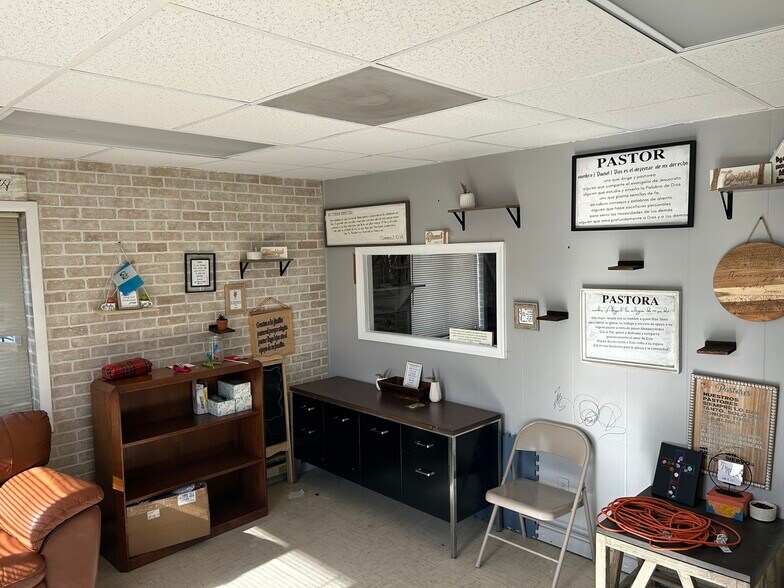 708 & 712 Stemmers Run Road portfolio of 2 properties for sale on LoopNet.ca - Building Photo - Image 3 of 8