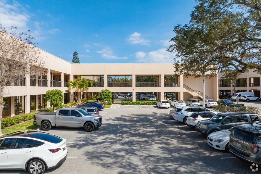 11382 Prosperity Farms Rd, Palm Beach Gardens, FL à louer - Photo du bâtiment - Image 3 de 8
