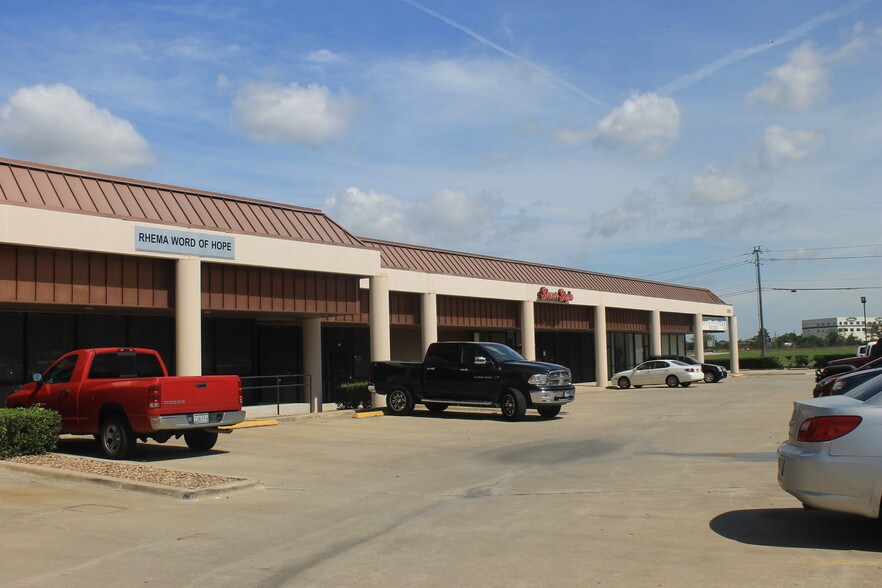 2550 E Trinity Mills Rd, Carrollton, TX à louer - Photo du bâtiment - Image 3 de 6