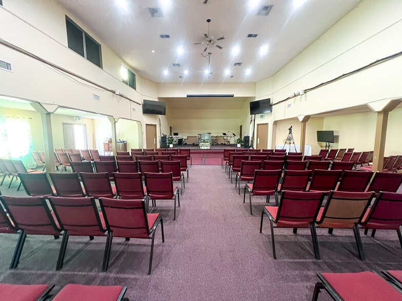 Religious Property for Sale portfolio of 3 properties for sale on LoopNet.ca - Interior Photo - Image 2 of 13