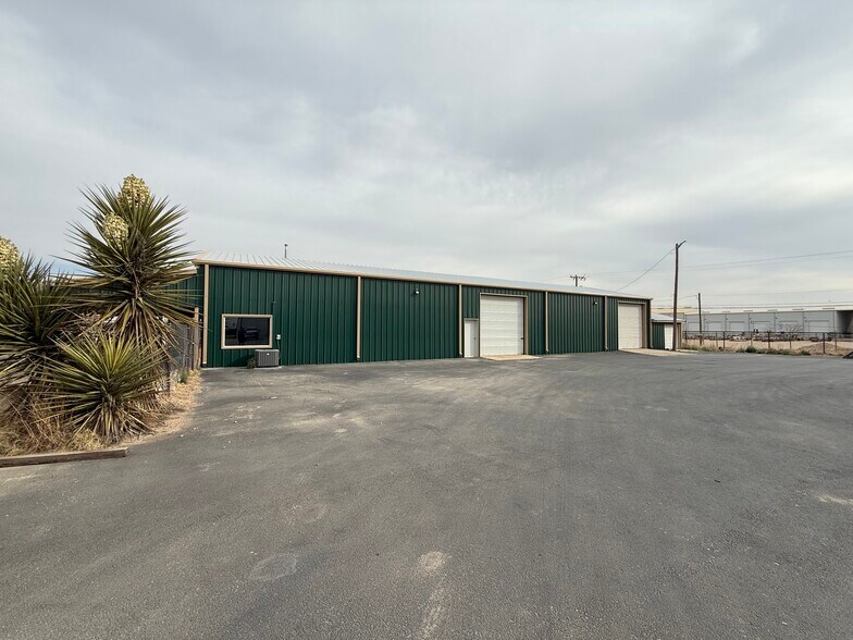 8320 N County Rd W, Odessa, TX à louer - Photo du bâtiment - Image 2 de 17