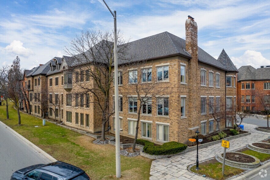 40-54 Village Centre Ct, Mississauga, ON à louer - Photo du bâtiment - Image 2 de 5