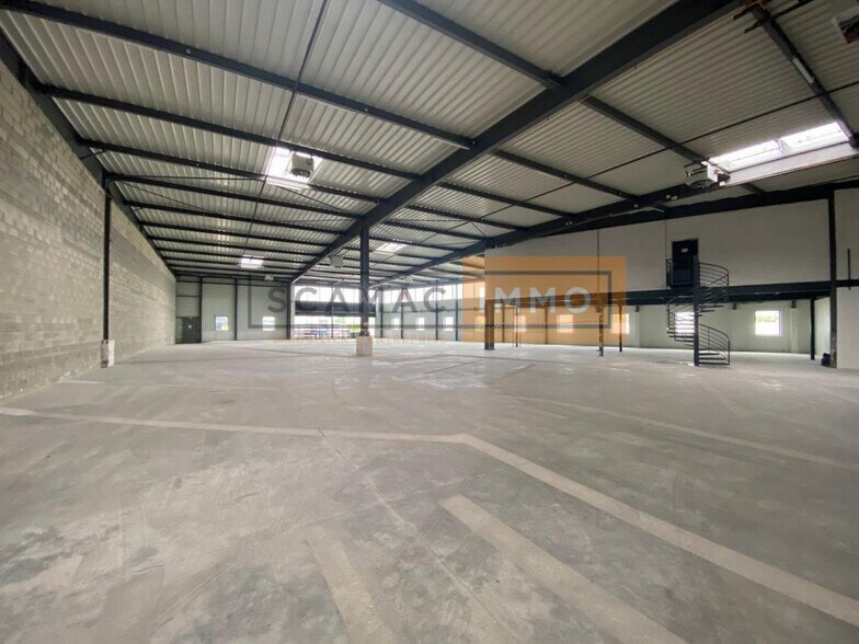 Flex in La Courneuve for lease - Building Photo - Image 1 of 5
