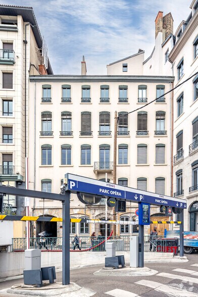 Immeuble residentiel dans Lyon à vendre - Photo du bâtiment - Image 2 de 4