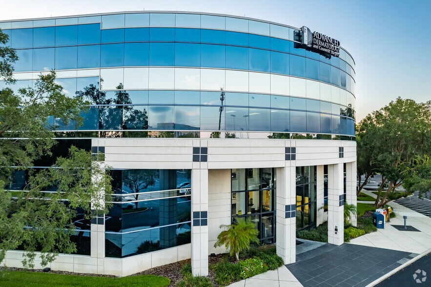 151 Southhall Ln, Maitland, FL à louer - Photo du bâtiment - Image 3 de 11