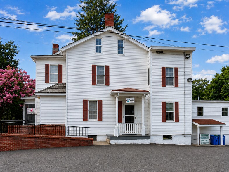 62 S Main St, Yardley, PA à louer - Photo du bâtiment - Image 3 de 17