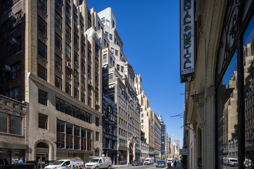 242 W 30th St, New York, NY à louer - Photo du bâtiment - Image 3 de 6