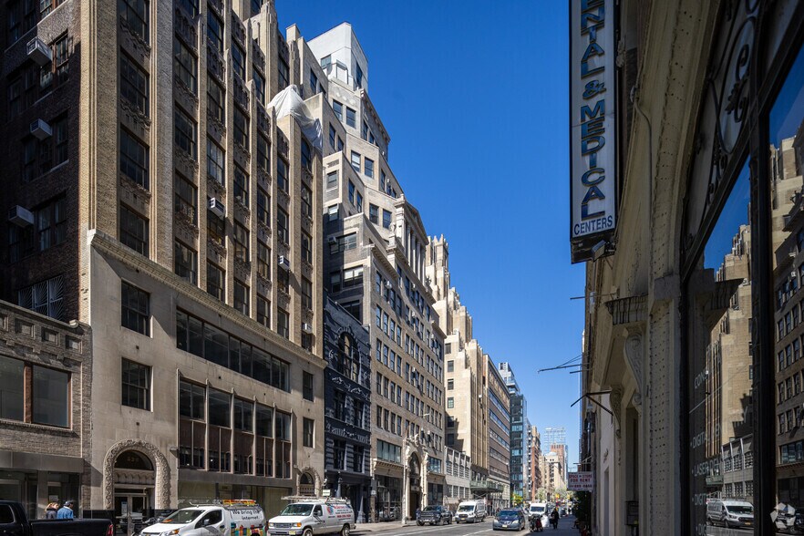 242 W 30th St, New York, NY à louer - Photo du bâtiment - Image 3 de 6