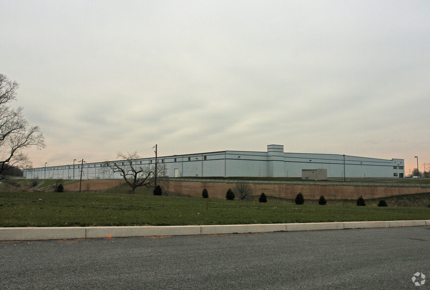 225 Cross Farm Ln, York, PA for lease - Building Photo - Image 2 of 2