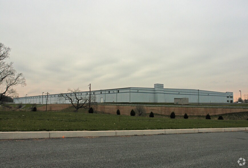225 Cross Farm Ln, York, PA à louer - Photo du bâtiment - Image 2 de 2