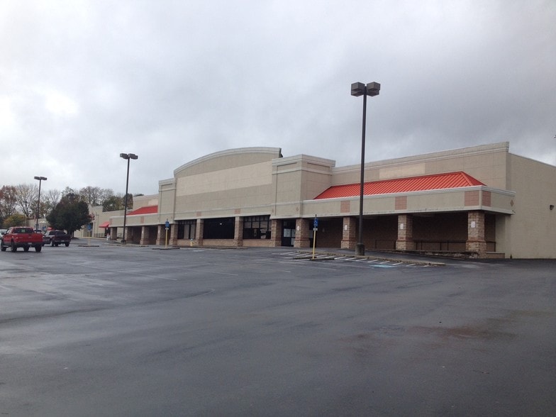 2002-2012 Lee Hwy, Bristol, VA for lease - Primary Photo - Image 1 of 12