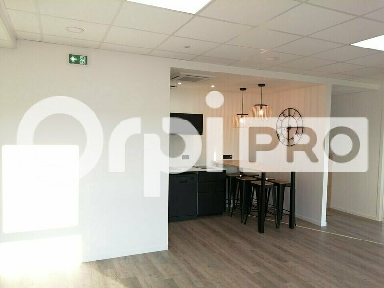 Office in Villefranche-sur-Saône for lease - Interior Photo - Image 2 of 9