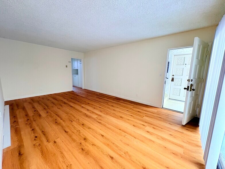 12718 Mitchell Ave, Los Angeles, CA à vendre - Photo du bâtiment - Image 2 de 10