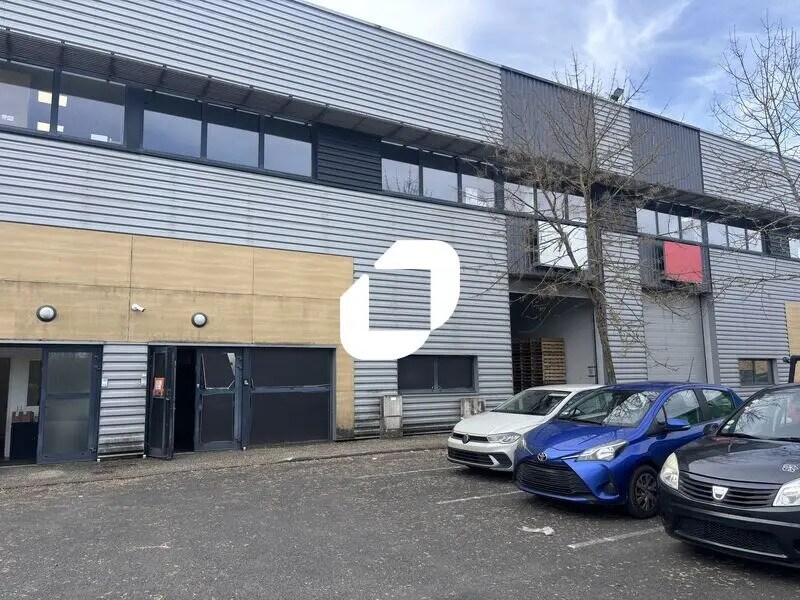 Flex in SAINT-JEAN-D'ILLAC for lease Building Photo- Image 1 of 11