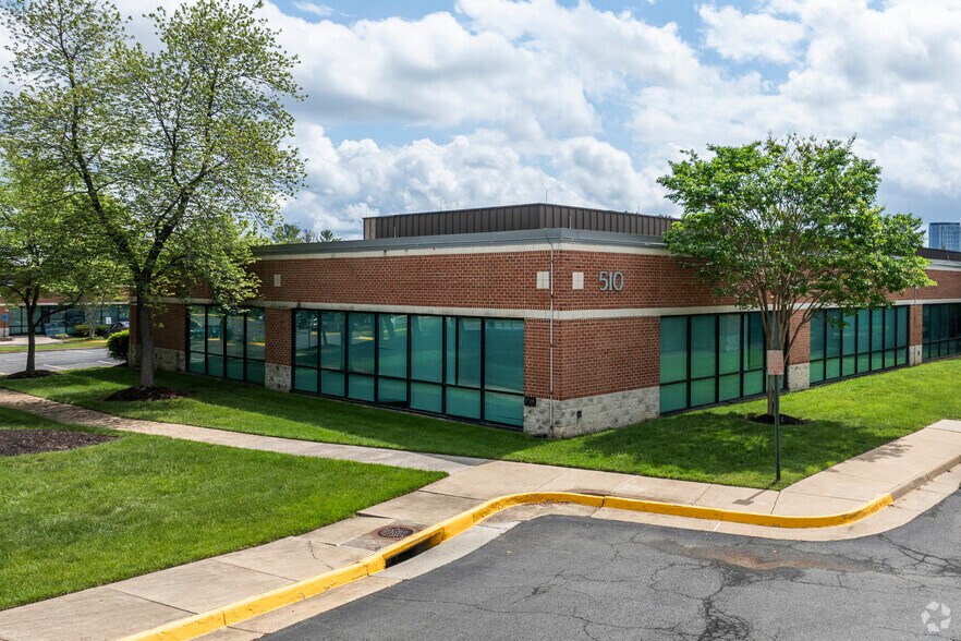 510 Huntmar Park Dr, Herndon, VA à louer - Photo du bâtiment - Image 2 de 7