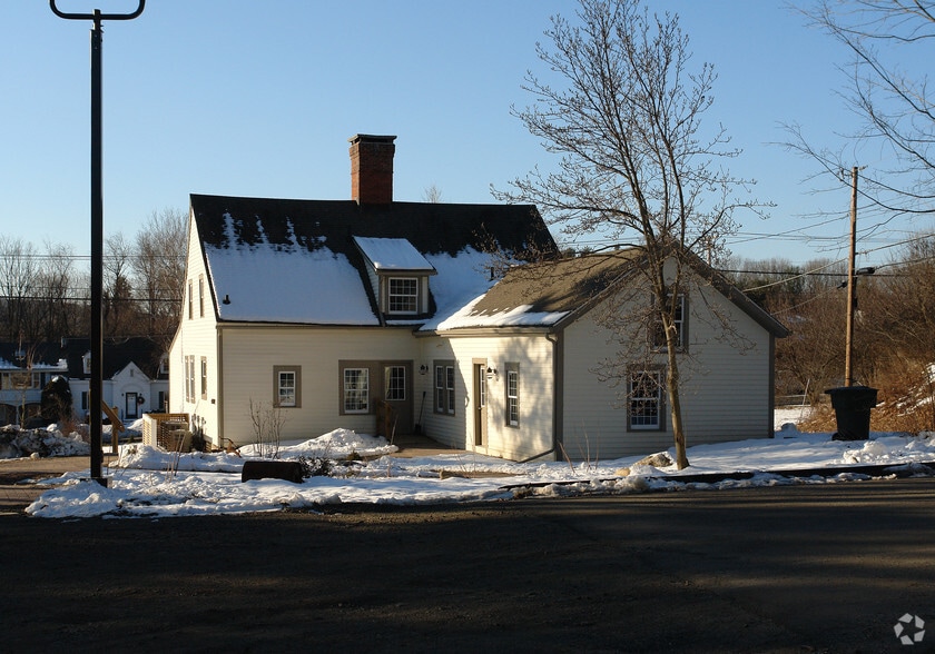 59 E Hill Rd, Canton, CT à louer - Photo du bâtiment - Image 2 de 18