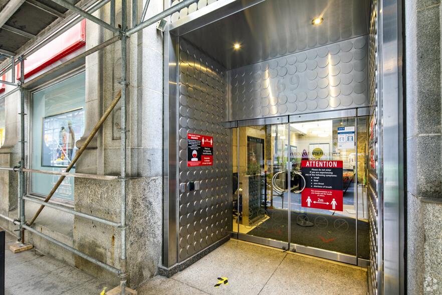 69 Yonge St, Toronto, ON à louer - Photo du bâtiment - Image 3 de 4