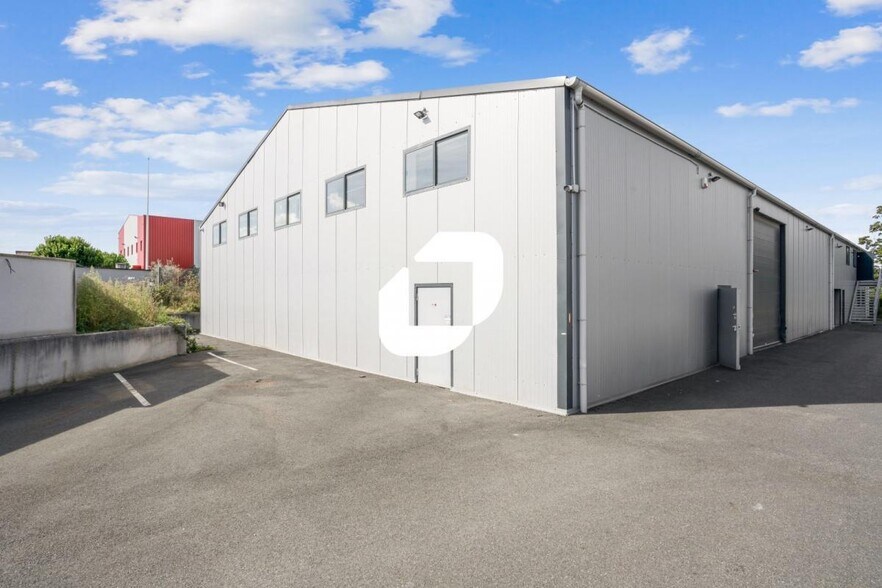 Flex in Fareins for lease - Building Photo - Image 1 of 12
