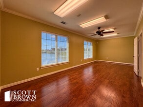 860 Hebron Pky, Lewisville, TX à louer Photo du bâtiment- Image 2 de 5