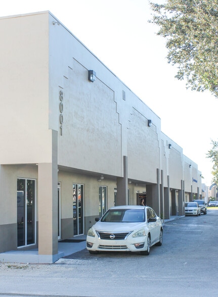 8001 W 26th Ave, Hialeah, FL à louer - Photo du bâtiment - Image 3 de 13
