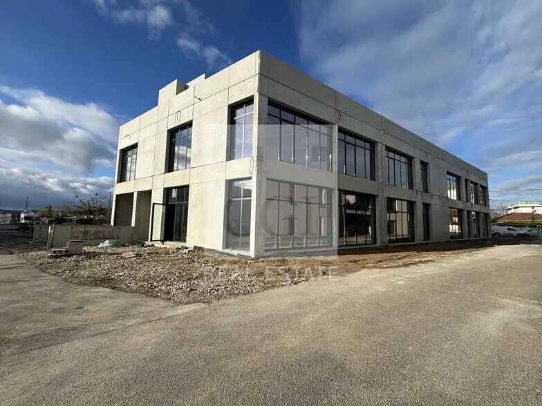 Retail in Meyzieu for lease - Building Photo - Image 1 of 7