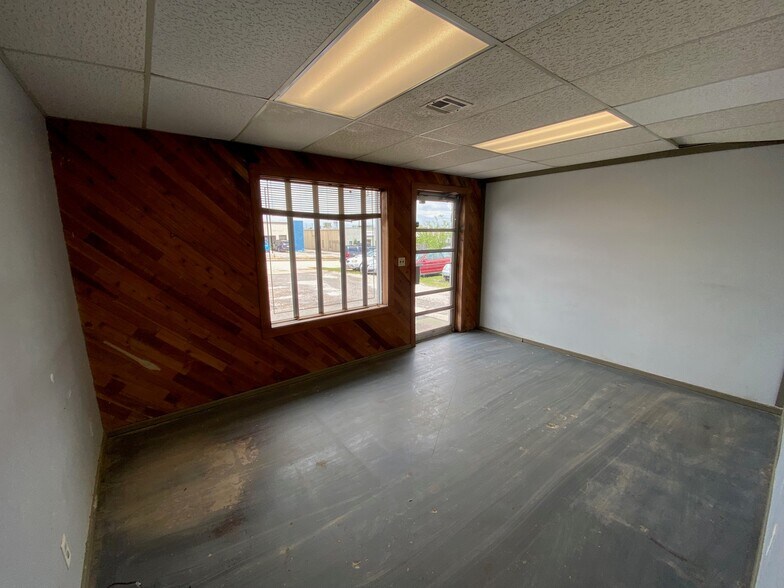 7648 E 46th Pl, Tulsa, OK à vendre - Photo du bâtiment - Image 3 de 7