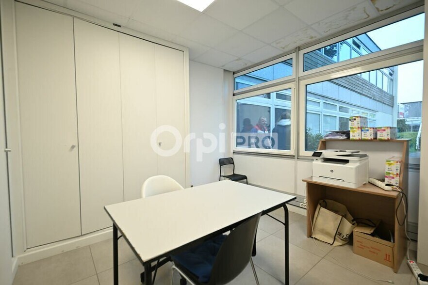 Office in Saint-Priest for lease - Interior Photo - Image 3 of 8