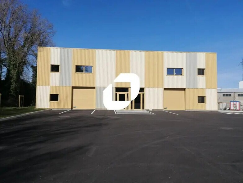 Local d'activités dans Saint-Genis-Laval à vendre - Photo du bâtiment - Image 1 de 16
