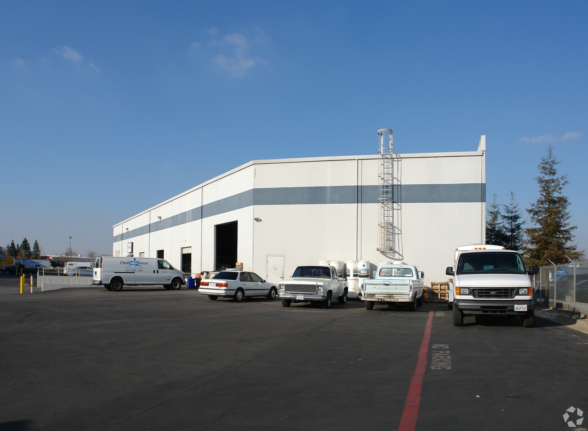 6881 District Blvd, Bakersfield, CA for lease Primary Photo- Image 1 of 6