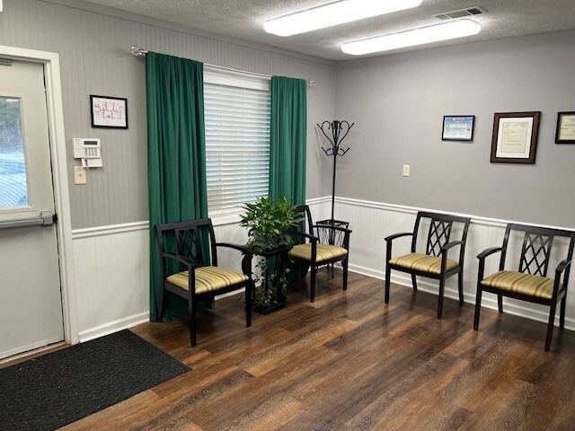 4 Forest Cir, Newnan, GA à vendre - Photo du bâtiment - Image 3 de 10