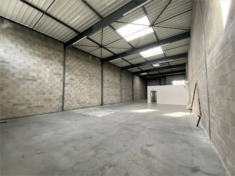 Flex in Saint-Priest for lease - Interior Photo - Image 2 of 5