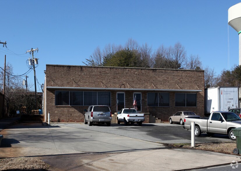 112 S Walnut Cir, Greensboro, NC à vendre - Photo du bâtiment - Image 2 de 15