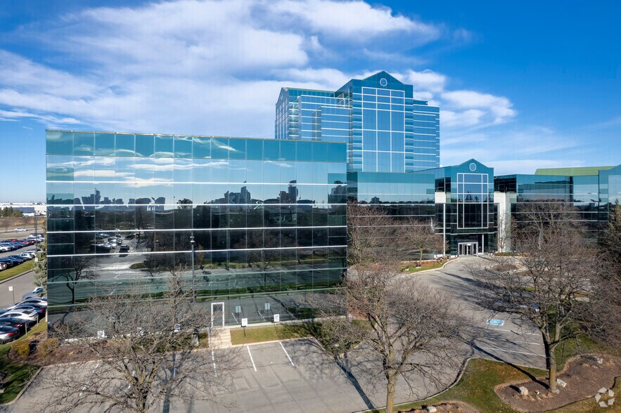 110 Matheson Blvd W, Mississauga, ON à louer - Photo du bâtiment - Image 3 de 7