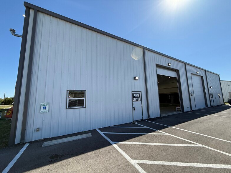 6875 Jackson Rd, Krum, TX à louer - Photo du bâtiment - Image 2 de 7